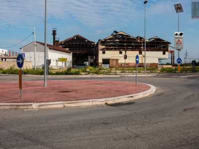 Per raggiungere le ex Accierie dal centro di Giovinazzo basta imboccare via Bitonto e percorrerla per circa 600 metri. Arrivati a una piccola rotatoria...